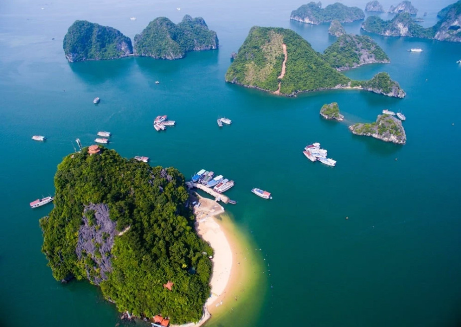 Halong Bay Apollo Cruise with Buffet Lunch