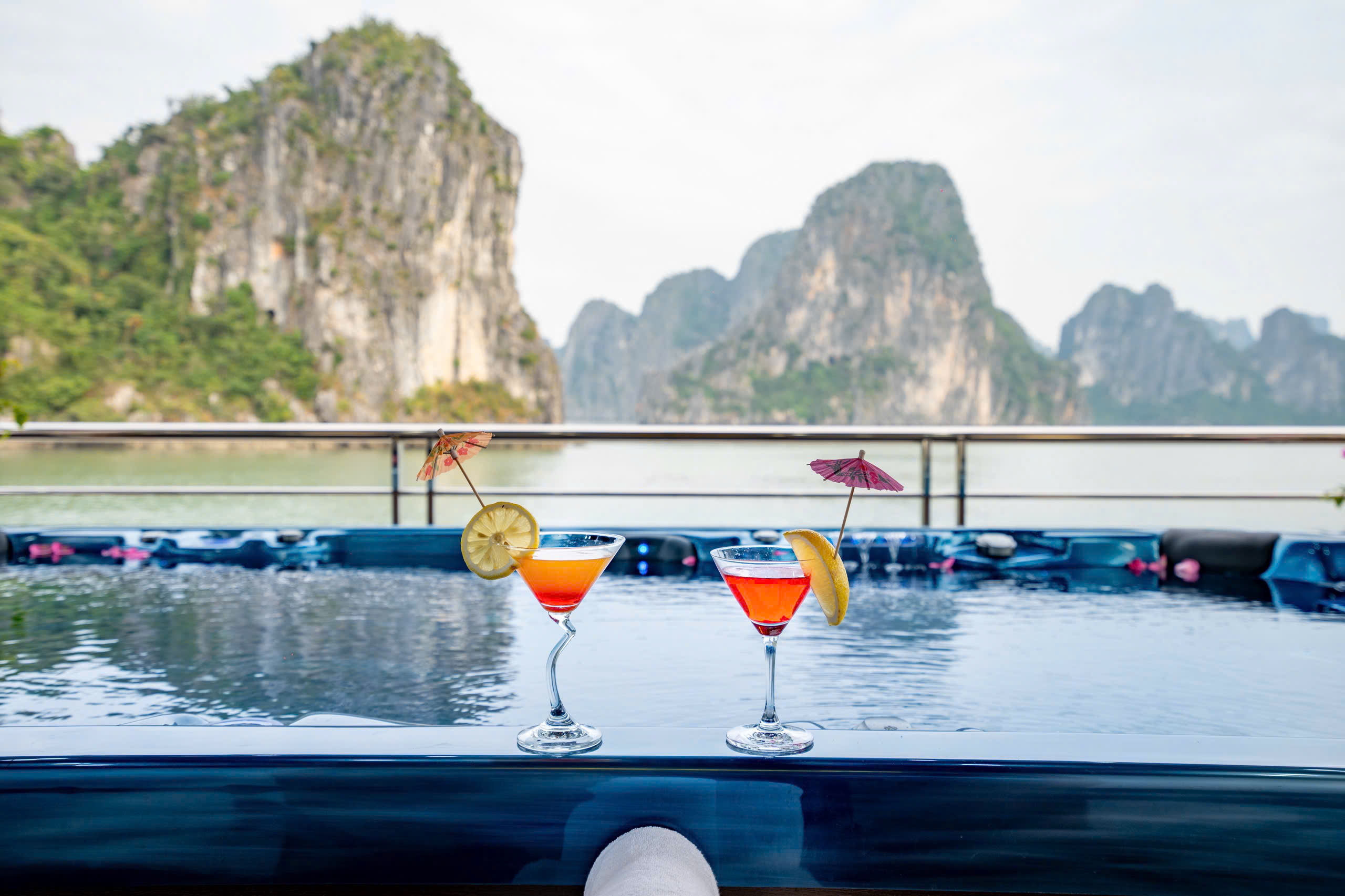 HALONG BAY 5 STAR DAY CRUISE: Set menu Lunch  & Jacuzzi by HARMONY CRUISE