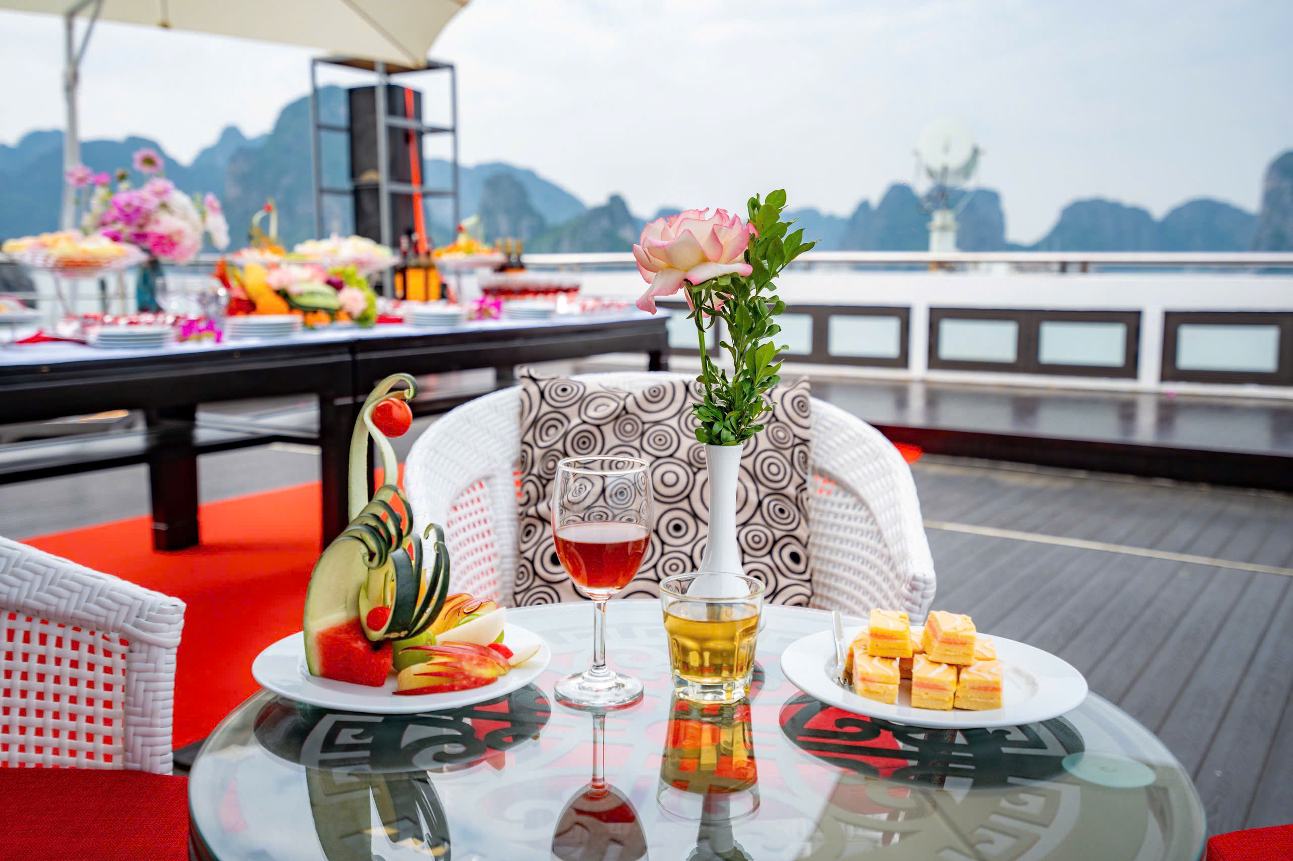 HALONG BAY 5 STAR DAY CRUISE: Set menu Lunch  & Jacuzzi by HARMONY CRUISE