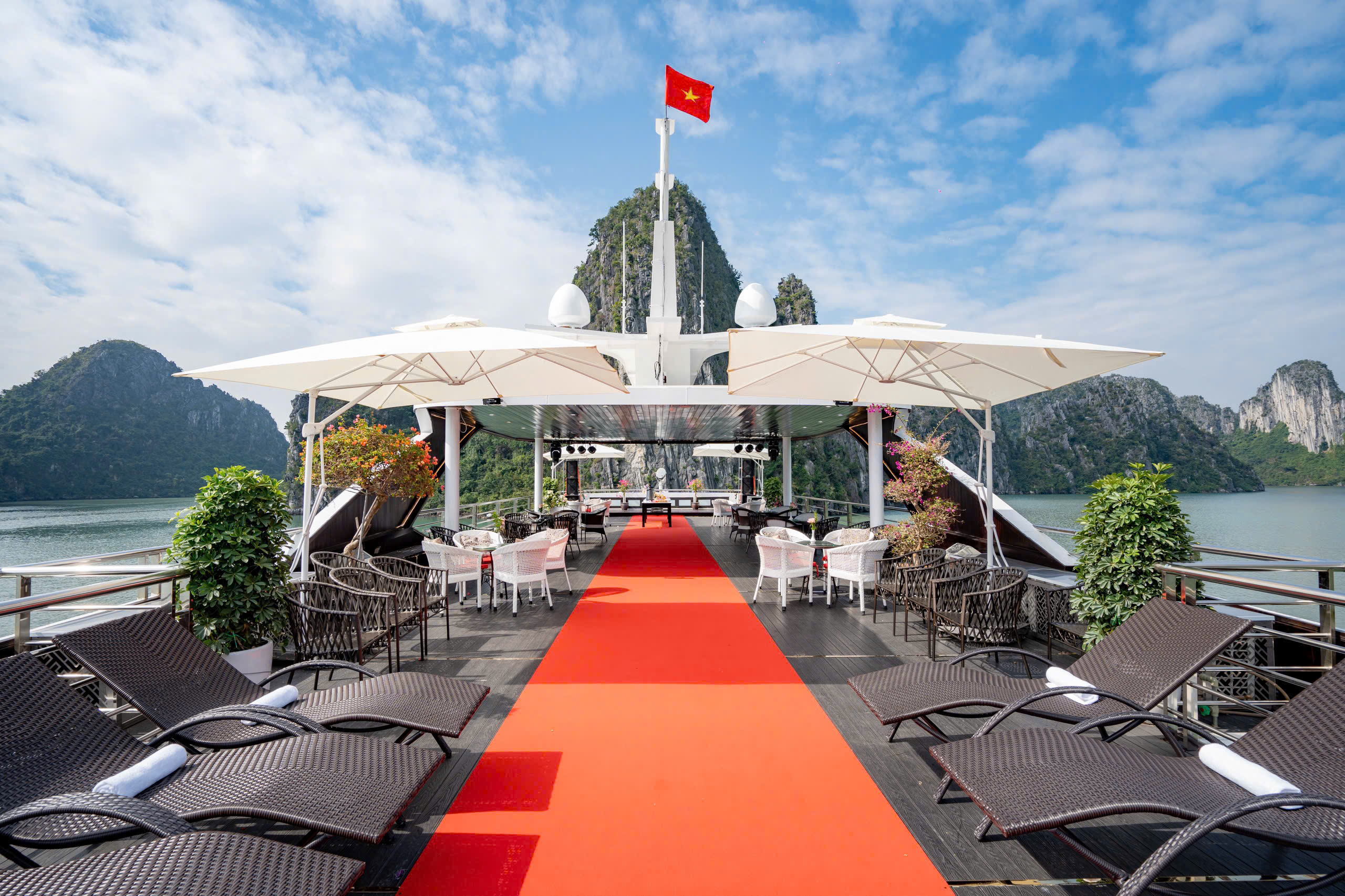 HALONG BAY 5 STAR DAY CRUISE: Set menu Lunch  & Jacuzzi by HARMONY CRUISE