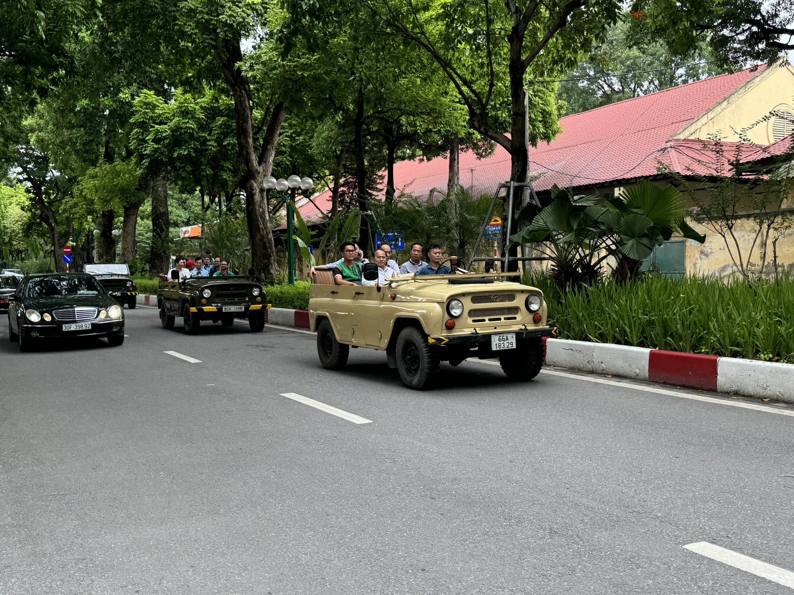 Jeep Tour Hanoi - Countryside - Train Street 4,5 Hours