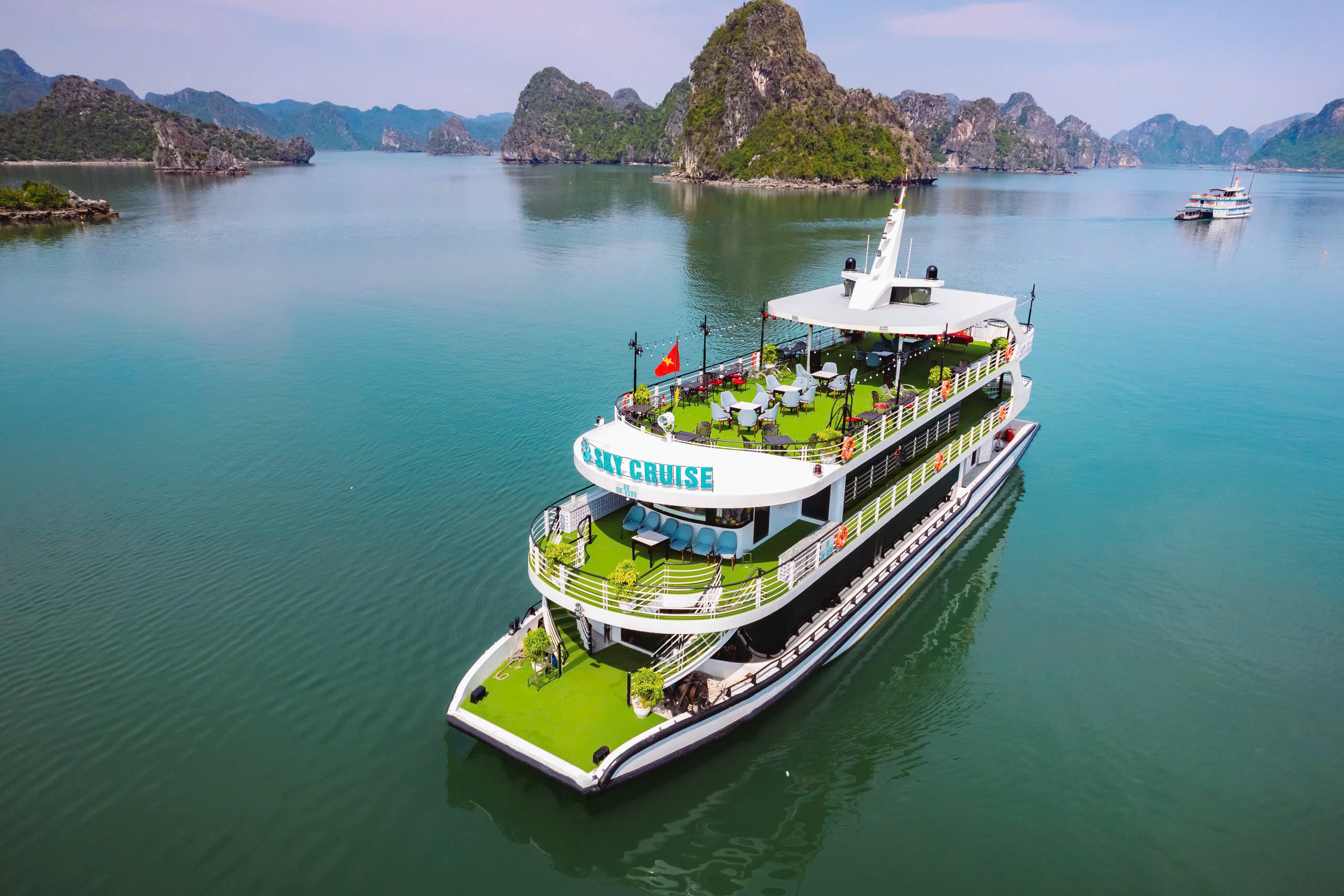 HALONG BAY 5 STAR DAY CRUISE: Buffet Lunch and Jacuzzi by SKY CRUISE
