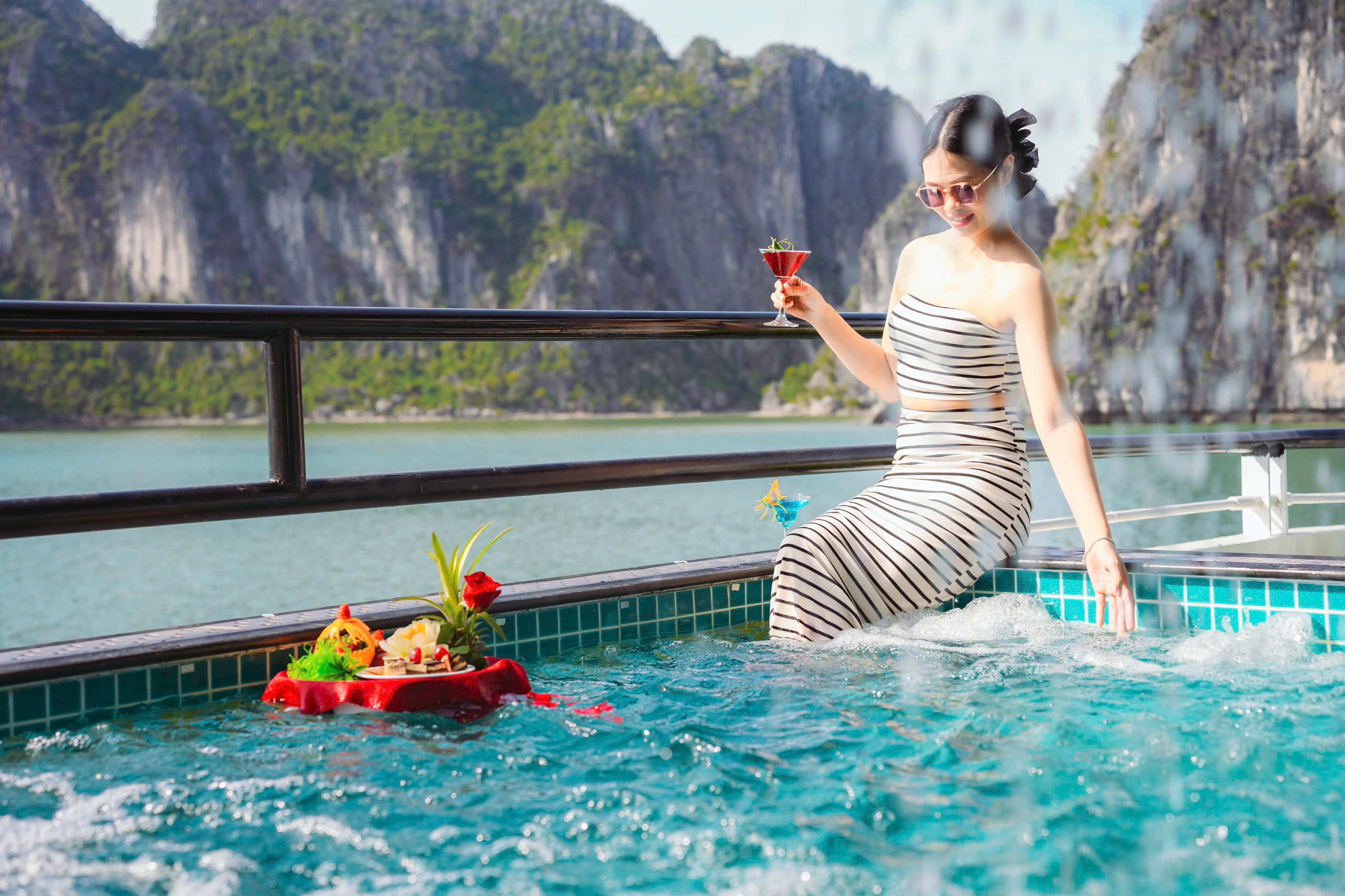 HALONG BAY 5 STAR DAY CRUISE: Buffet Lunch and Jacuzzi by SKY CRUISE