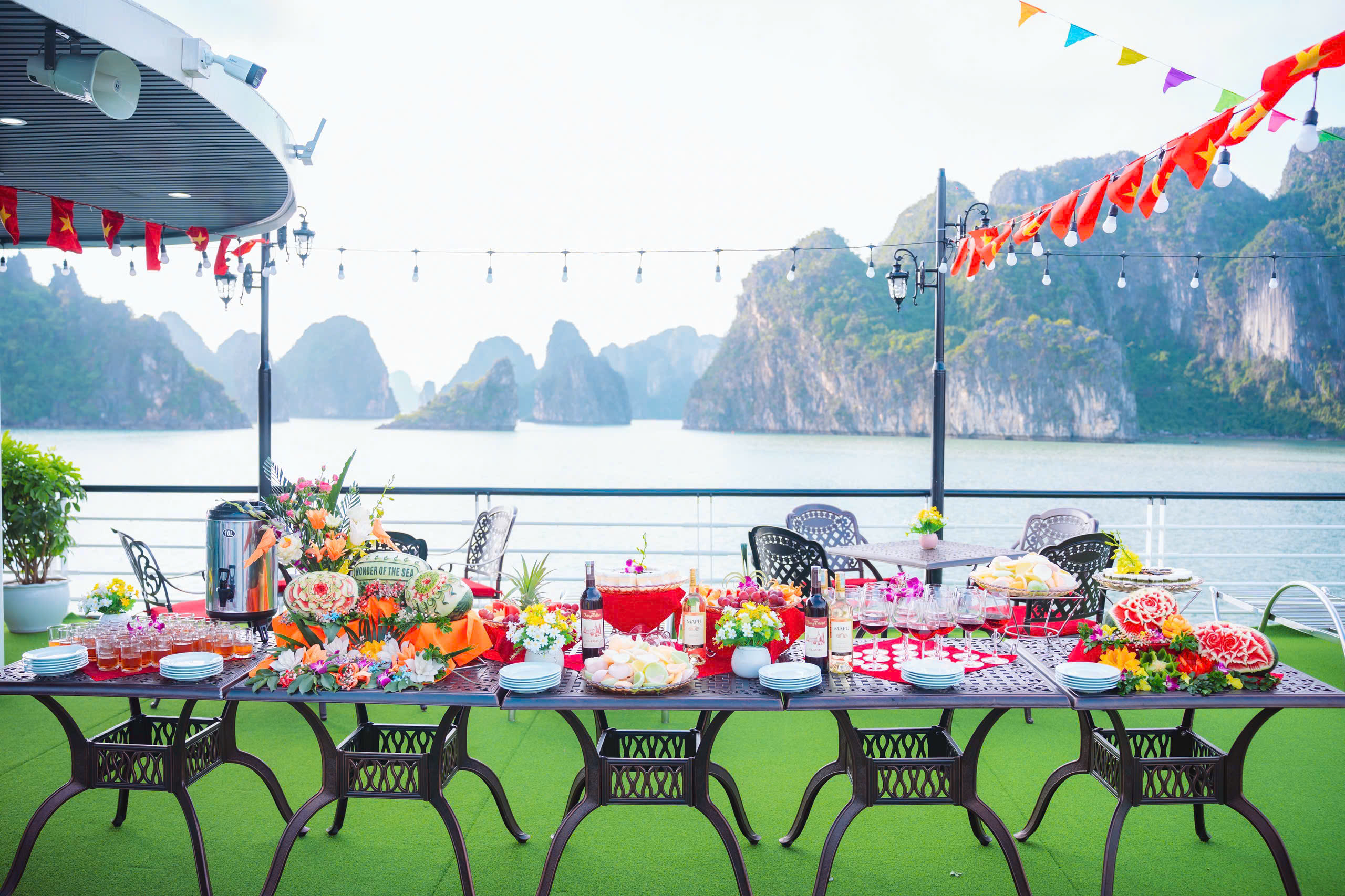 HALONG BAY 5 STAR DAY CRUISE: Buffet Lunch and Jacuzzi by SKY CRUISE