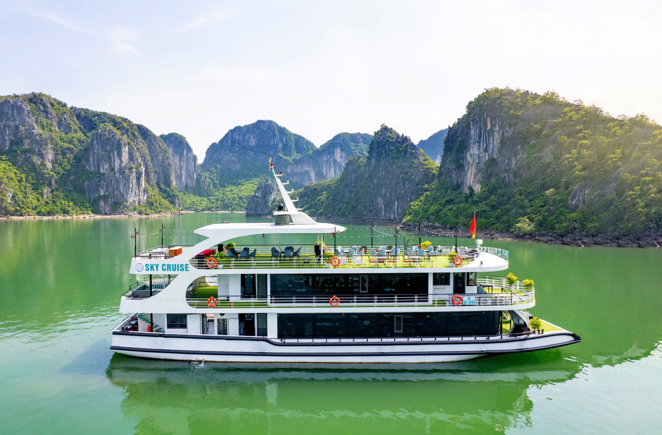 HALONG BAY 5 STAR DAY CRUISE: Buffet Lunch and Jacuzzi by SKY CRUISE